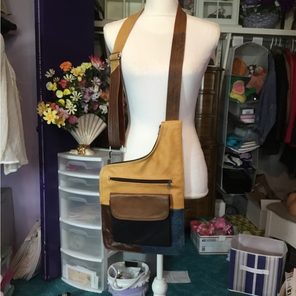 Classic Tan Leather Shoulder Bag - Timeless Women's Handbag - Picture 3 of 14